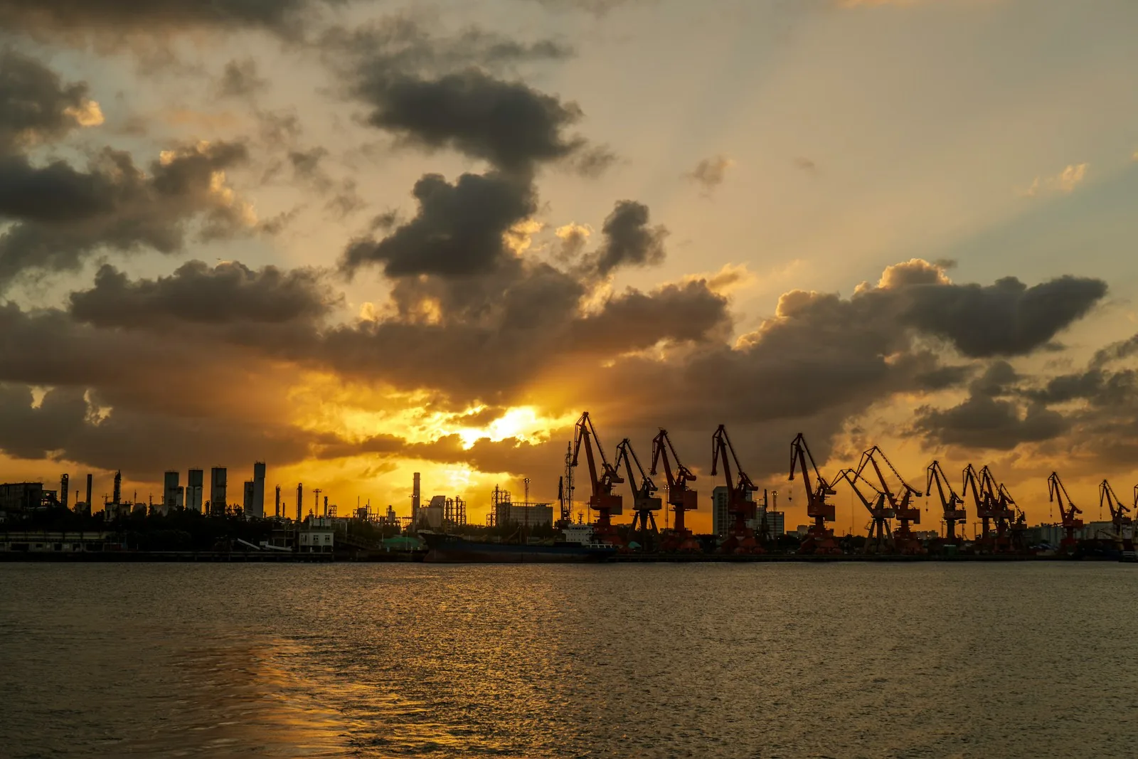 夕暮れの工業港